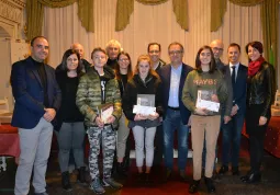 La consegna delle borse di studio per la terza media nell'edizione pre pandemia. Al centro in secondo piano il presidente della Cosulta delle famiglie Massimiliano Marabotto